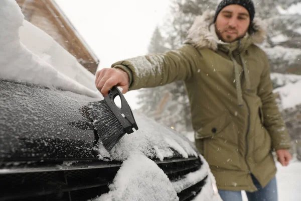 Jovem Limpando Neve Carro Livre Dia Inverno — Fotografia de Stock