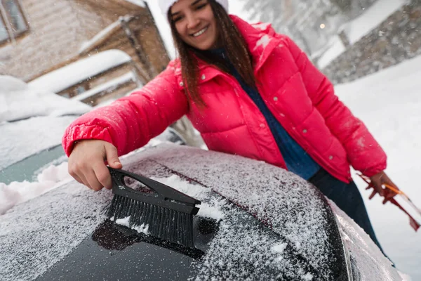 Jovem Mulher Limpando Neve Capô Carro Livre Dia Inverno — Fotografia de Stock