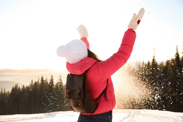 Mujer Joven Divirtiéndose Aire Libre Día Invierno Nevado — Foto de Stock