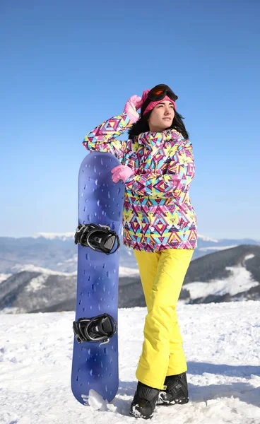 Mujer Joven Con Snowboard Aire Libre Vacaciones Invierno —  Fotos de Stock