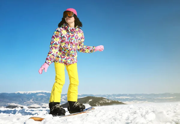 Молодая Женщина Сноубордистка Холме Место Смс Зимние Каникулы — стоковое фото