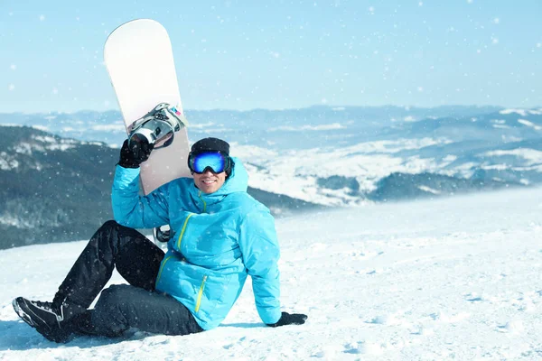 Uomo Felice Con Snowboard Montagna Vacanze Invernali — Foto Stock