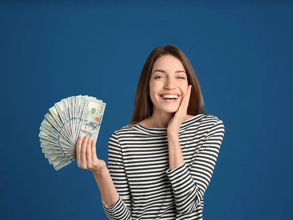 Mujer Joven Feliz Con Dinero Efectivo Sobre Fondo Azul — Foto de Stock