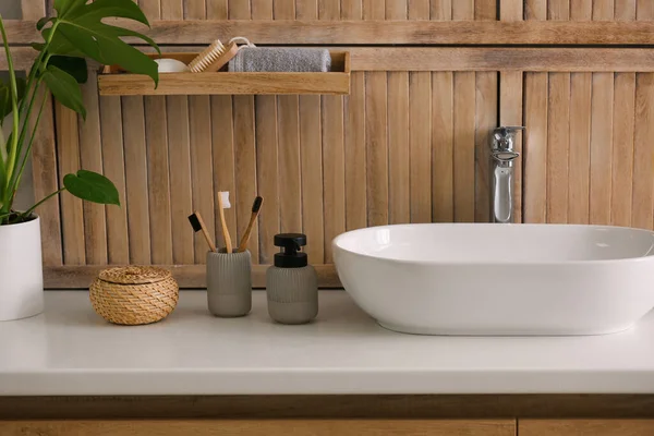 Toilettenartikel Und Stilvolles Gefäß Der Nähe Der Holzwand Modernen Badezimmer — Stockfoto