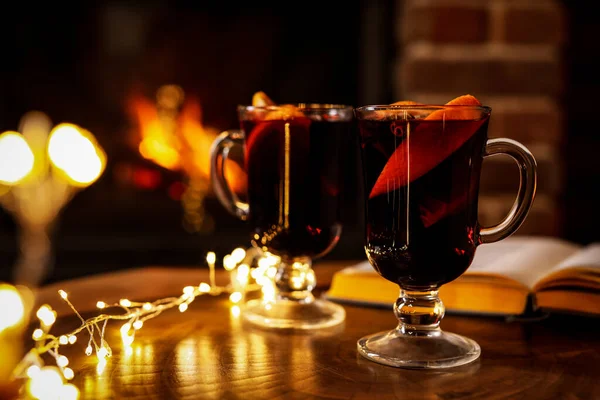 Smaczne Grzane Wino Świąteczne Światła Rozmazany Kominek Tle — Zdjęcie stockowe