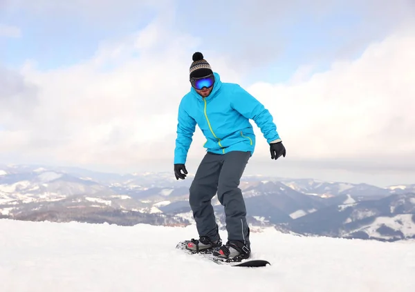Мужчина Сноубордист Снежном Холме Зимние Каникулы — стоковое фото