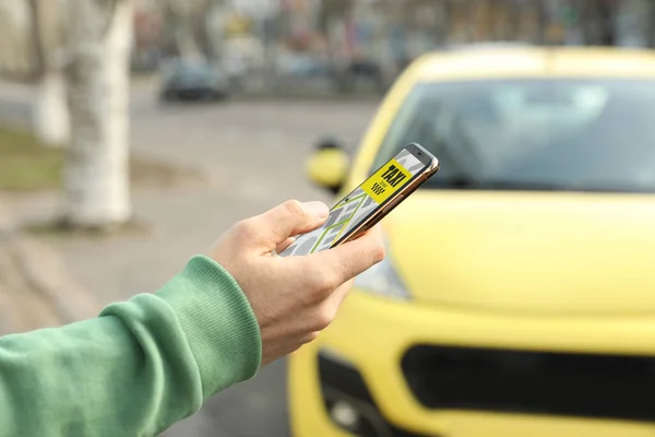 Man Ordering Taxi Smartphone City Street Closeup — Stock Photo, Image