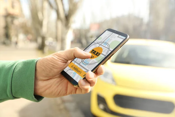 Mężczyzna Zamawiający Taksówkę Smartfonem Ulicy Miejskiej Zbliżenie — Zdjęcie stockowe