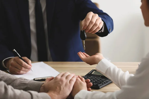 Vendeur Donnant Clé Aux Clients Bureau Gros Plan Acheter Une — Photo