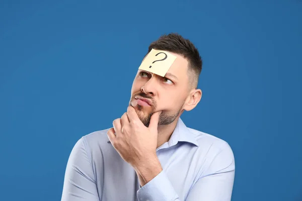 Homem Emocional Com Ponto Interrogação Fundo Azul — Fotografia de Stock