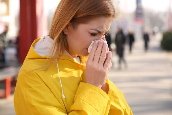 Mujer Enferma Estornudando Calle Ciudad Virus Gripe — Foto de Stock