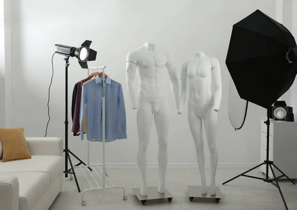 Maniquíes Fantasmas Ropa Equipo Iluminación Profesional Estudio Fotográfico Moderno — Foto de Stock