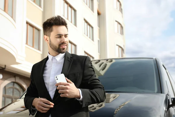 Bello Giovane Uomo Con Smartphone Vicino Auto Moderna All Aperto — Foto Stock