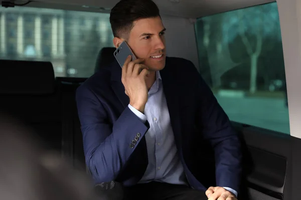 Hombre Guapo Hablando Teléfono Inteligente Asiento Trasero Del Coche Moderno — Foto de Stock