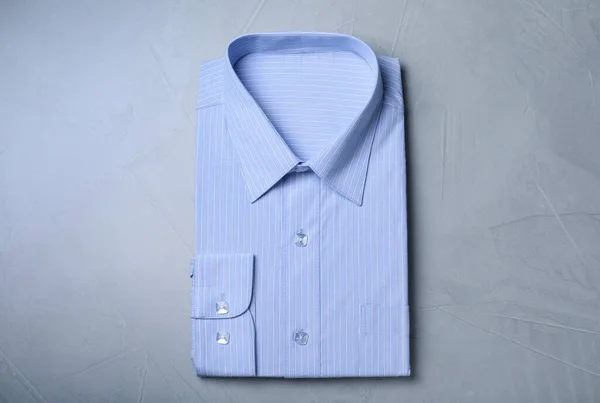Elegante Camisa Azul Claro Sobre Fondo Gris Vista Superior Servicio — Foto de Stock