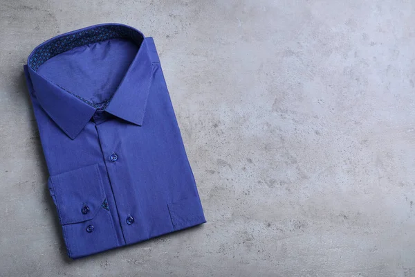 Stijlvol Blauw Shirt Grijze Achtergrond Bovenaanzicht Met Ruimte Voor Tekst — Stockfoto