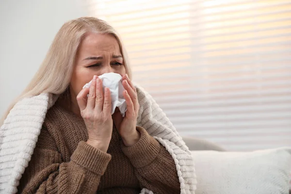 Starší Žena Která Doma Trpí Zimou Nebezpečný Virus — Stock fotografie
