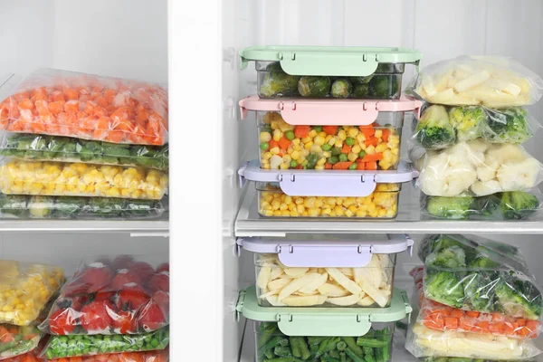 Műanyag Zacskók Tartályok Különböző Fagyasztott Zöldségekkel Hűtőszekrényben — Stock Fotó