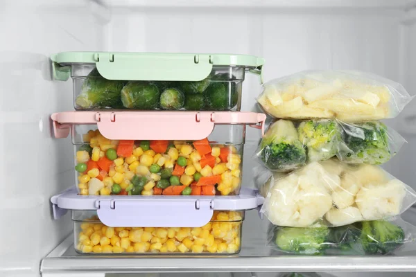 Bolsas Plástico Recipientes Con Diferentes Verduras Congeladas Nevera —  Fotos de Stock