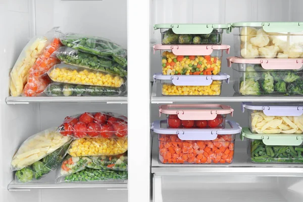 Bolsas Plástico Recipientes Con Diferentes Verduras Congeladas Nevera — Foto de Stock