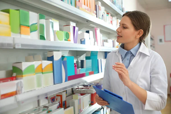 Farmacéutico Profesional Con Portapapeles Farmacia Moderna —  Fotos de Stock