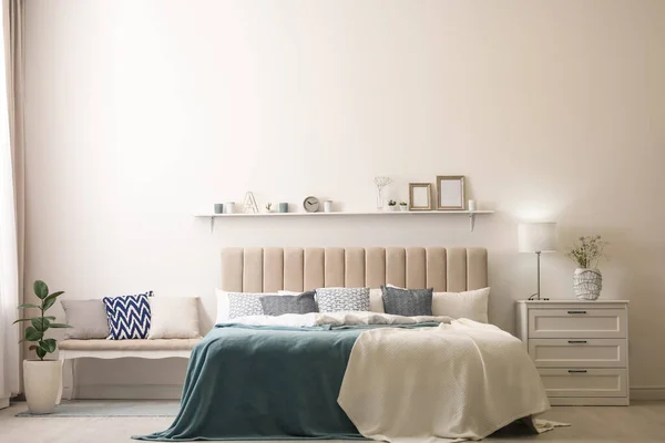 Odasında Yastıklar Olan Rahat Bir Yatak Şık Tasarım — Stok fotoğraf