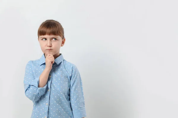 Pensive Liten Flicka Vit Bakgrund Utrymme För Text Funderar Svaret — Stockfoto