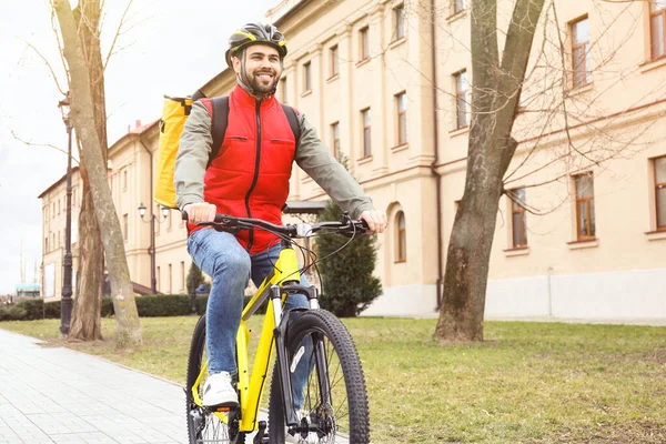 Correio Com Saco Térmico Andando Bicicleta Livre Serviço Entrega Alimentos — Fotografia de Stock