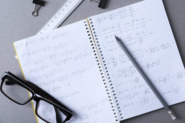 Cuaderno Lápiz Vasos Sobre Mesa Gris Claro Plano Haciendo Deberes — Foto de Stock