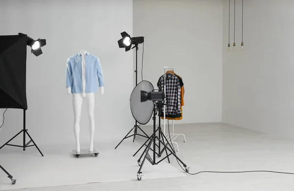 ゴーストマネキンプロの写真スタジオで現代的な服 — ストック写真