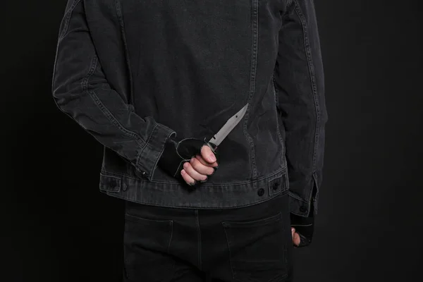 Mężczyzna Nożem Plecami Czarnym Tle Zbliżenie Niebezpieczny Przestępca — Zdjęcie stockowe