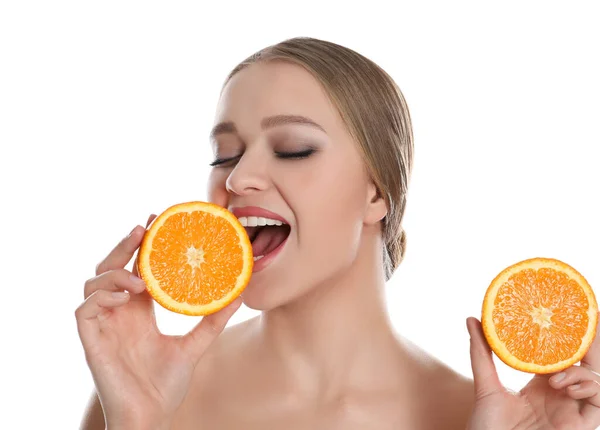 Jonge Vrouw Met Gesneden Oranje Witte Achtergrond Vitaminerijk Voedsel — Stockfoto