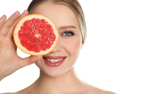 Jonge Vrouw Met Gesneden Grapefruit Witte Achtergrond Vitaminerijk Voedsel — Stockfoto