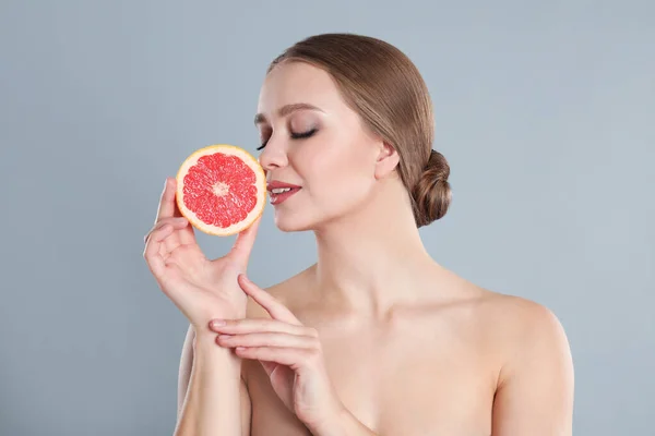 Young Woman Cut Grapefruit Grey Background Vitamin Rich Food — Stock Photo, Image