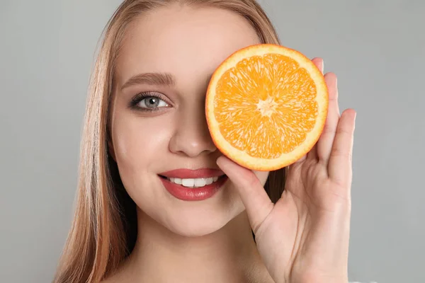 Jonge Vrouw Met Gesneden Oranje Grijze Achtergrond Vitaminerijk Voedsel — Stockfoto