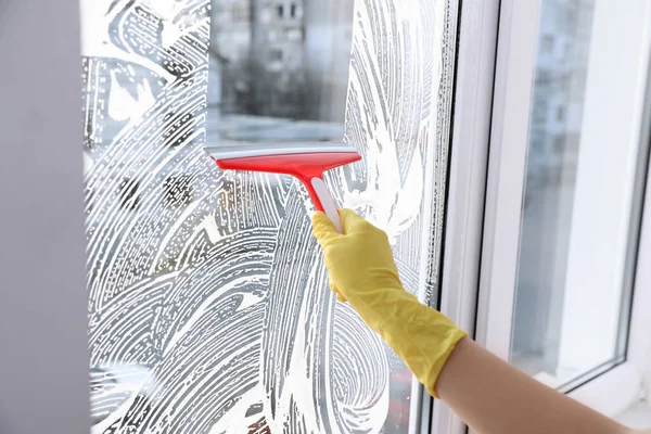 Vrouw Schoonmaken Raam Met Trekker Binnen Close — Stockfoto