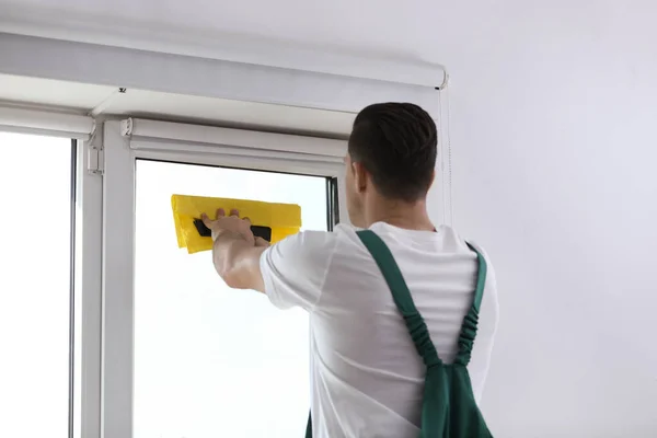 Facharbeiter Färbt Fenster Innen Mit Folie — Stockfoto