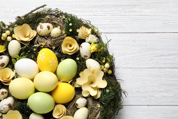 Corona Decorativa Con Huevos Pascua Sobre Fondo Madera Blanca Vista —  Fotos de Stock