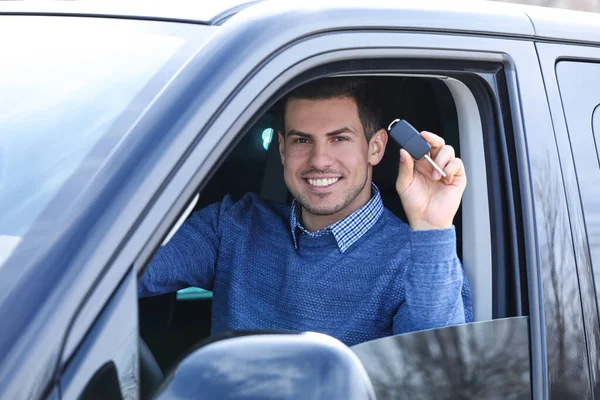 Homem Com Chave Sentado Carro Livre Compra Automóveis Novos — Fotografia de Stock