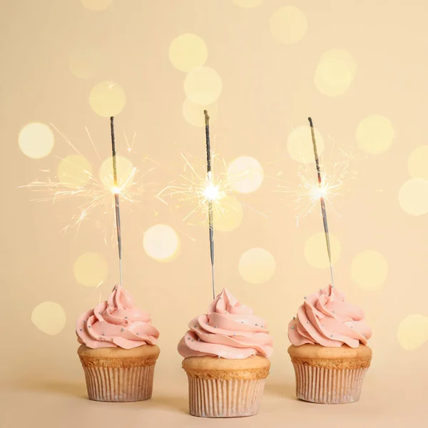 Cupcakes Aniversário Com Sparklers Fundo Bege — Fotografia de Stock