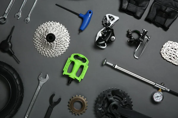 一套不同的自行车工具和零件 灰色背景 — 图库照片