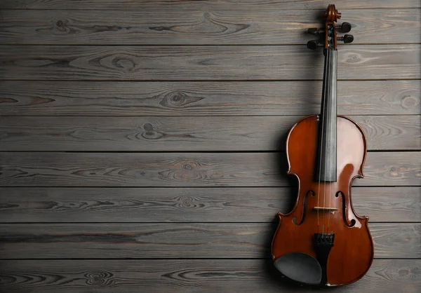 木制背景的古典小提琴 顶视图 案文的篇幅 — 图库照片