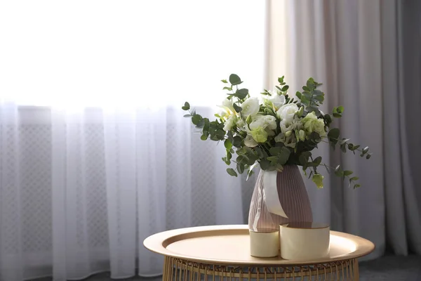 Beau Bouquet Fleurs Sur Table Dans Chambre Espace Pour Texte — Photo