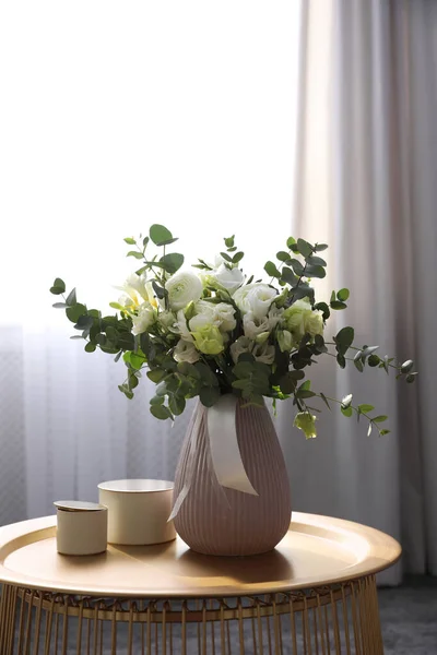 Schöner Blumenstrauß Auf Dem Tisch Zimmer Stilvolles Interieur — Stockfoto