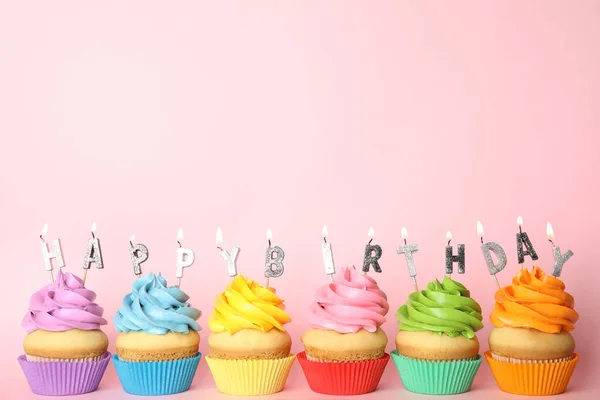 Cupcake Compleanno Con Candele Accese Sfondo Rosa Spazio Testo — Foto Stock