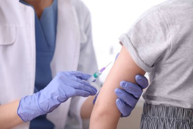 Küçük kız klinikte suçiçeği aşısı oluyor, yakın plan. Varicella virüs önleme