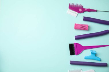 Açık mavi arka planda saç boyamak için profesyonel aletler. Metin için boşluk