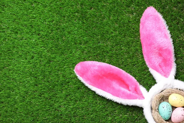 有兔子耳朵 彩绘的蛋和文字在草地上的空间 复活节假期 — 图库照片