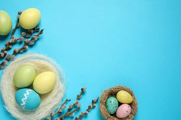 Composición Plana Con Huevos Pascua Sobre Fondo Azul Claro Espacio —  Fotos de Stock