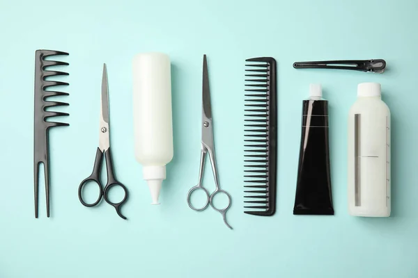 Professionelle Werkzeuge Für Haarfärben Auf Hellblauem Hintergrund Flache Verlegung — Stockfoto